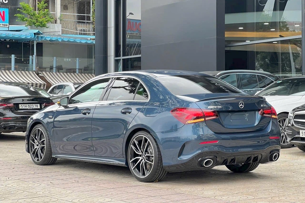 sedan-duc-hieu-suat-cao-giam-hon-300-trieu-dong-re-ngang-toyota-camry-anh2-1743398701808